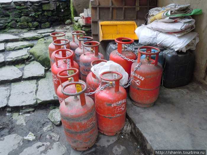 Газовые баллоны — в Непале активно борются за то, чтобы для приготовления пищи перестали использовать дрова. И тем самым надеются сохранить пока еще уцелевшие леса. Бесисахар, Непал