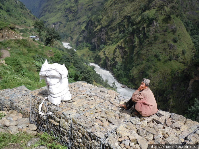 Портер на привале — с видом Бесисахар, Непал