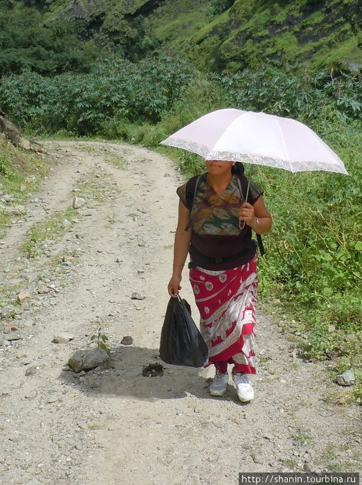 Зонт защищает одновременно и от солнца, и от дождя Бесисахар, Непал