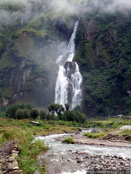 Водопад у поселка Тал Бесисахар, Непал