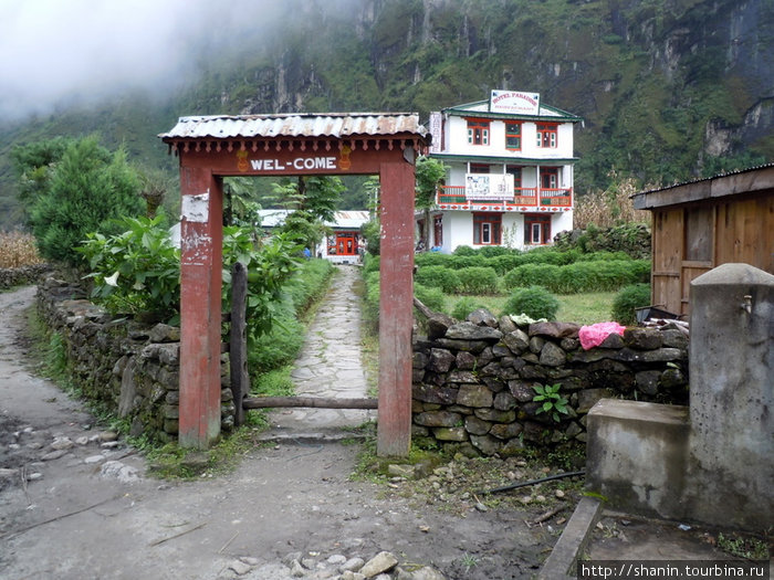 Ворота отеля на окраине поселка Тал Бесисахар, Непал