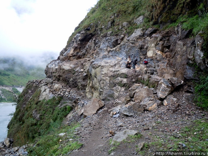 Тропа вырублена в скале Бесисахар, Непал
