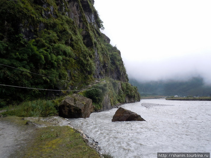 Скала у реки Бесисахар, Непал