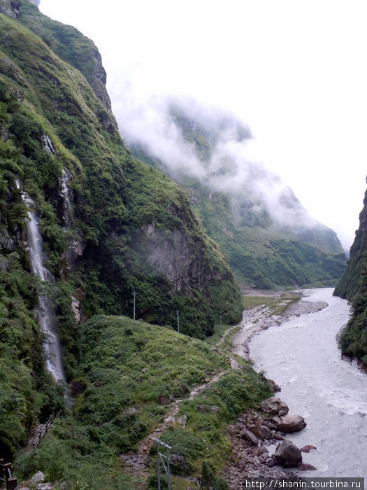 Река и скала Бесисахар, Непал