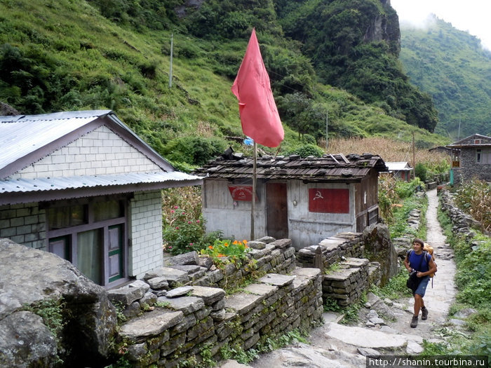 Знакомые все символы — красные флаги, серп и молот Бесисахар, Непал