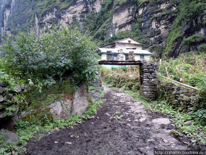 Дорога ведет через ворота Бесисахар, Непал