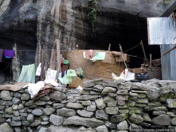 Жизнь под скалой Бесисахар, Непал