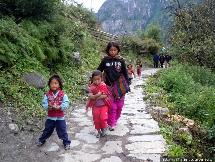 Дети на тропе Зона Гандаки, Непал