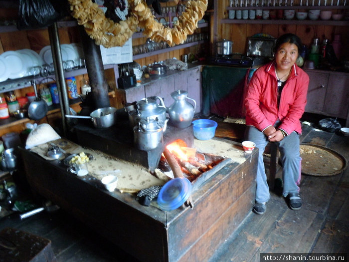 На типичной непальской кухне Чаме, Непал