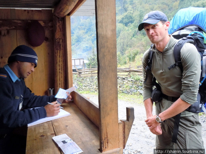 Турист на проверке документов Чаме, Непал