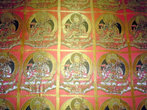 Будды на стене храма