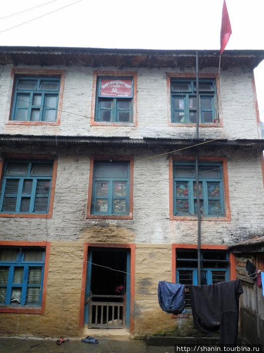 Трехэтажное здание комитета компартии Чаме, Непал