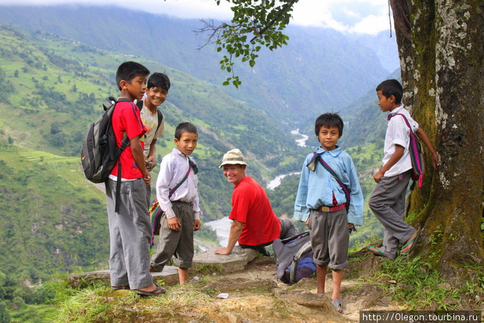 Валерий Шанин и дети Непала Зона Гандаки, Непал
