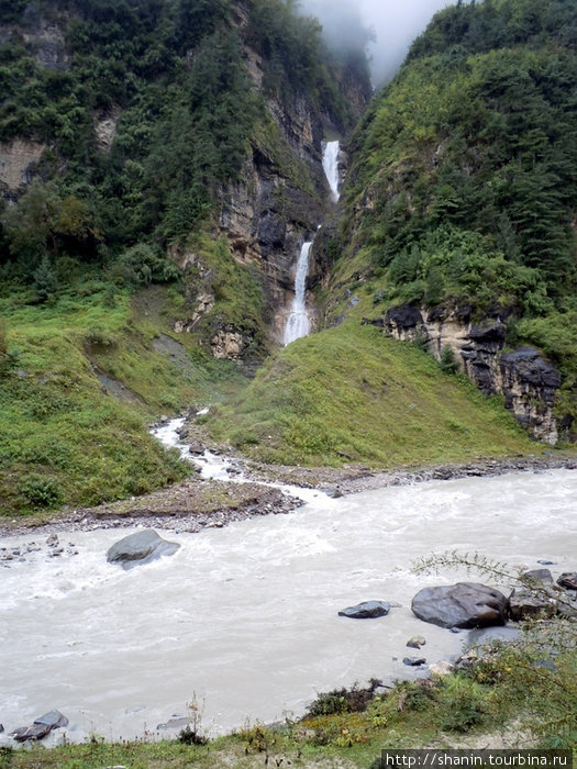 Водопад у реки Зона Гандаки, Непал