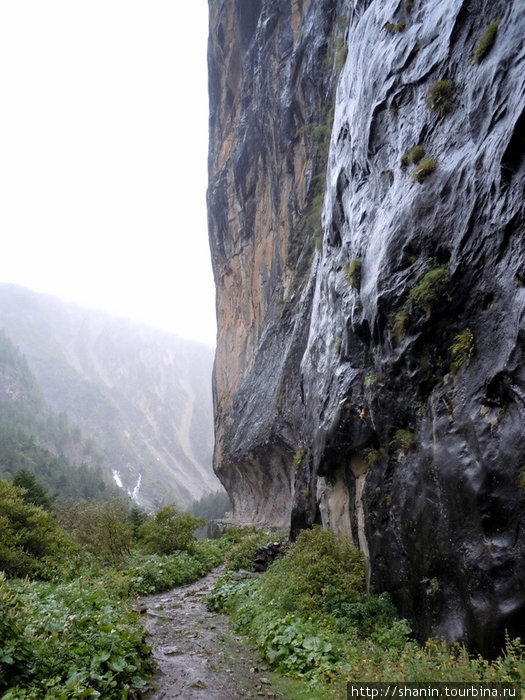 Дорога у скалы Зона Гандаки, Непал