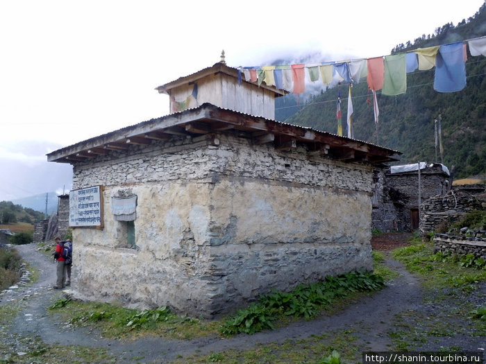 Храм с флажкками Зона Гандаки, Непал
