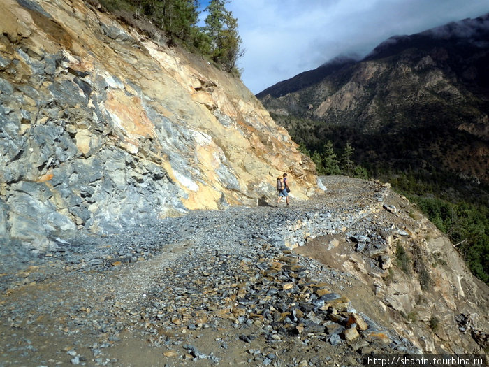 Дорога по краю скалы Зона Гандаки, Непал