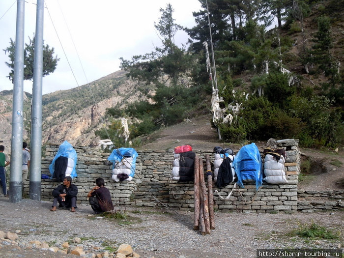 Носильщики на отдыхе Зона Гандаки, Непал