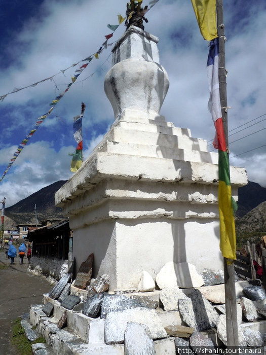 Белая ступа Хумде, Непал