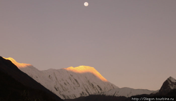 Первые лучи солнца, луна ещё не успела спрятаться Зона Гандаки, Непал