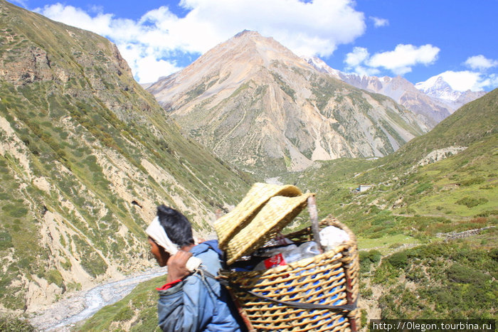 Жизнь кипит и высоко в горах, надо туда доставить провизию Зона Гандаки, Непал