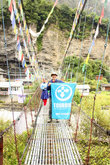 Приехав В непальские горы, вам придётся перебарывать свой страх перед висячими мостами