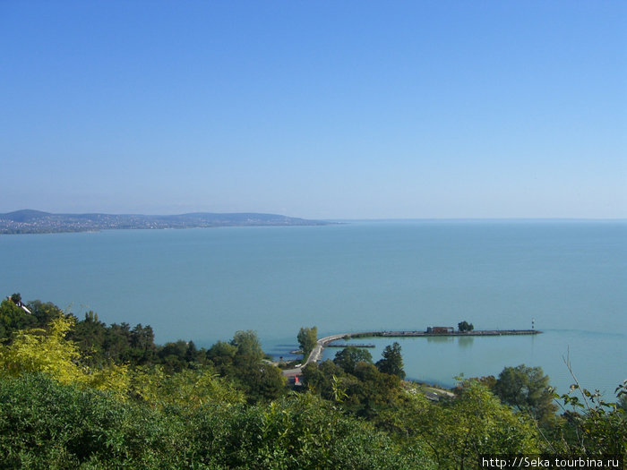 Вид на озеро с высоты аббатства Озеро Балатон, Венгрия