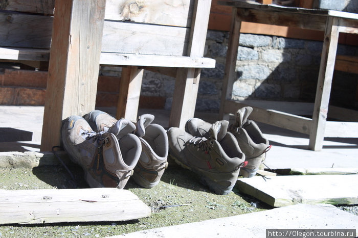 Снимаем ботинки, пусть ноги отдыхают Зона Гандаки, Непал