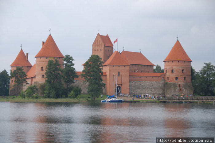 картинка просто!!! Главная достопримечательность города. 
Замок был построен основателем династии Гидеминовичей литовским князем Гидемином.