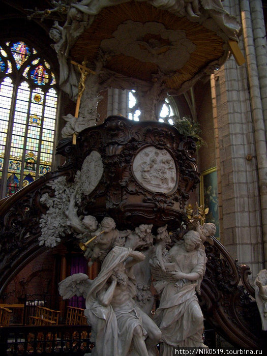 Резная деревянная кафедра кафедрального собора Св. Бавона. Гент, Бельгия