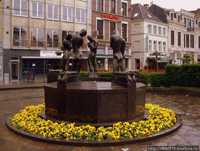 Работа местного скульптора Георгеса Минне. Гент, Бельгия
