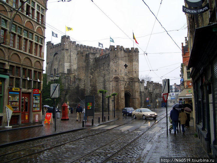 Замок графов Фландрских. Средневековый замок, находящийся прямо в центре города. Оборонительная система замка полностью сохранила свой первозданный вид. Гент, Бельгия