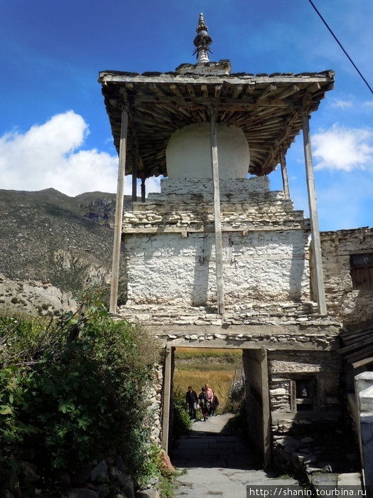 Башня на входе в Мананг Мананг, Непал