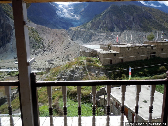Вид с балкона гостиницы в Мананге Мананг, Непал