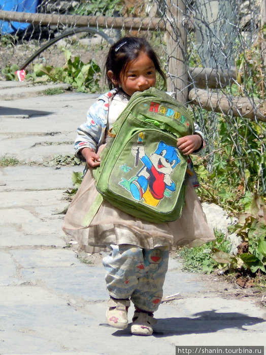Школьница Мананг, Непал