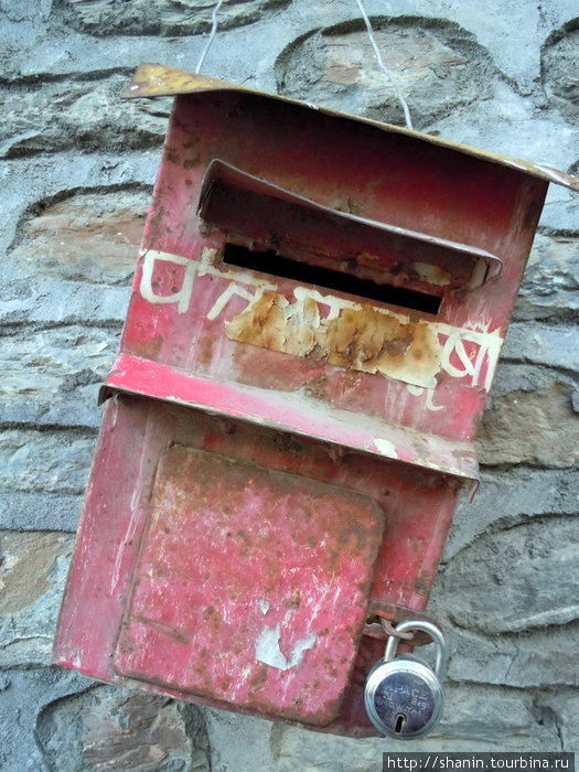 Почтовый ящик несмотря на неказистый вид — действующий Мананг, Непал