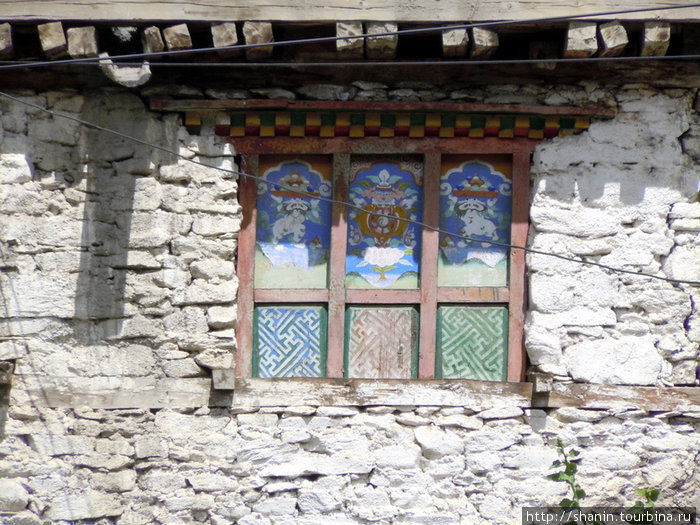 Окно старого дома Мананг, Непал