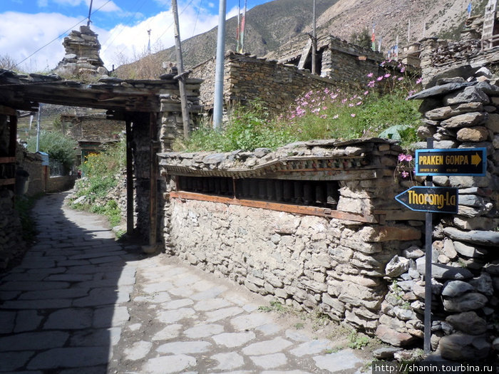 Ворота при выходе из Мананга в сторону перевала Мананг, Непал