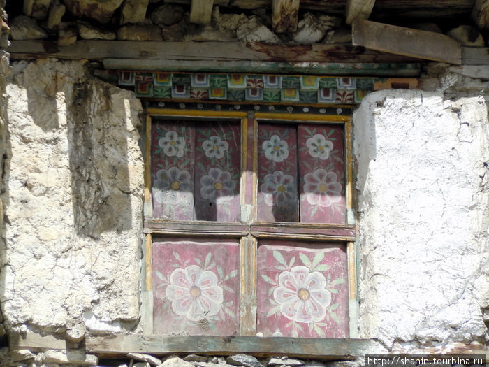 Старый дом и старое окно Мананг, Непал