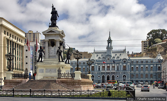 Площадь у порта, одна из главных в городе Вальпараисо, Чили
