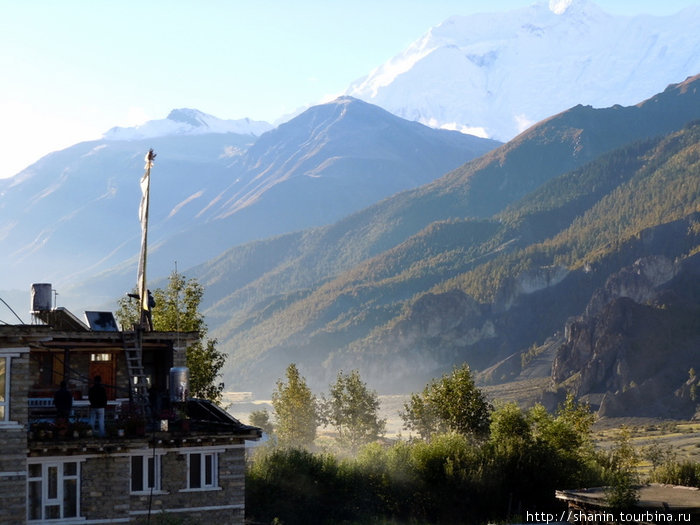 Вид из отеля на горы Мананг, Непал