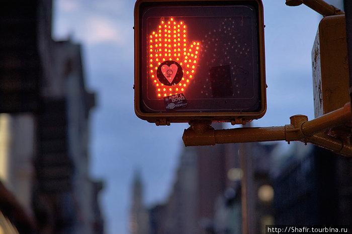 На красный свет почти никто из пешеходов не обращает внимания, разве что на сердечко Нью-Йорк, CША