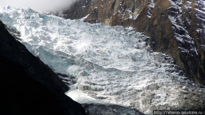 Ледник сползает к Манангу Мананг, Непал