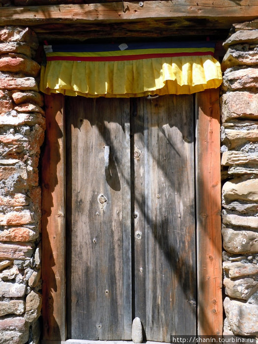 Монастырская дверь Мананг, Непал