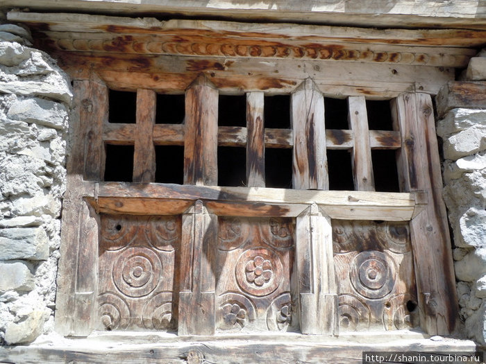 Старое деревянное окно Аннапурна Национальный Парк, Непал