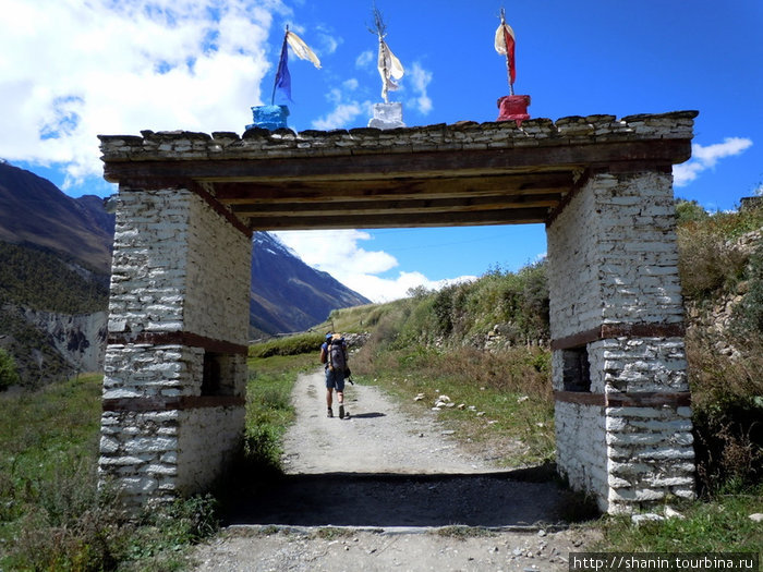 Ворота на выходе из Мананга Национальный парк Аннапурны, Непал