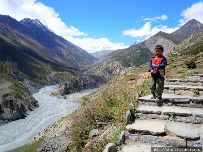 Мальчик навстречу Национальный парк Аннапурны, Непал