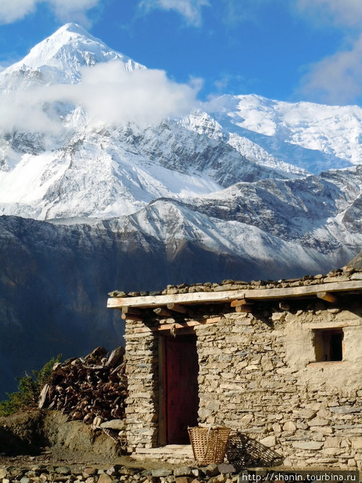 Дом на фоне снежной горы Зона Гандаки, Непал