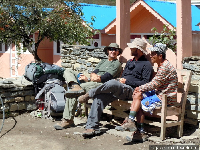 Туристы на привале Зона Гандаки, Непал