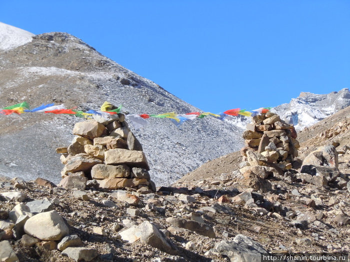 Пирамиды из камней у перевала Зона Гандаки, Непал